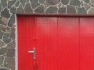 Knock'in on red door 